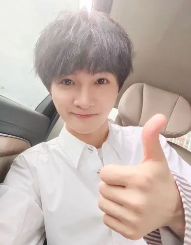 周深自拍小合集～和深深一起祝天下所有母亲节日快乐!