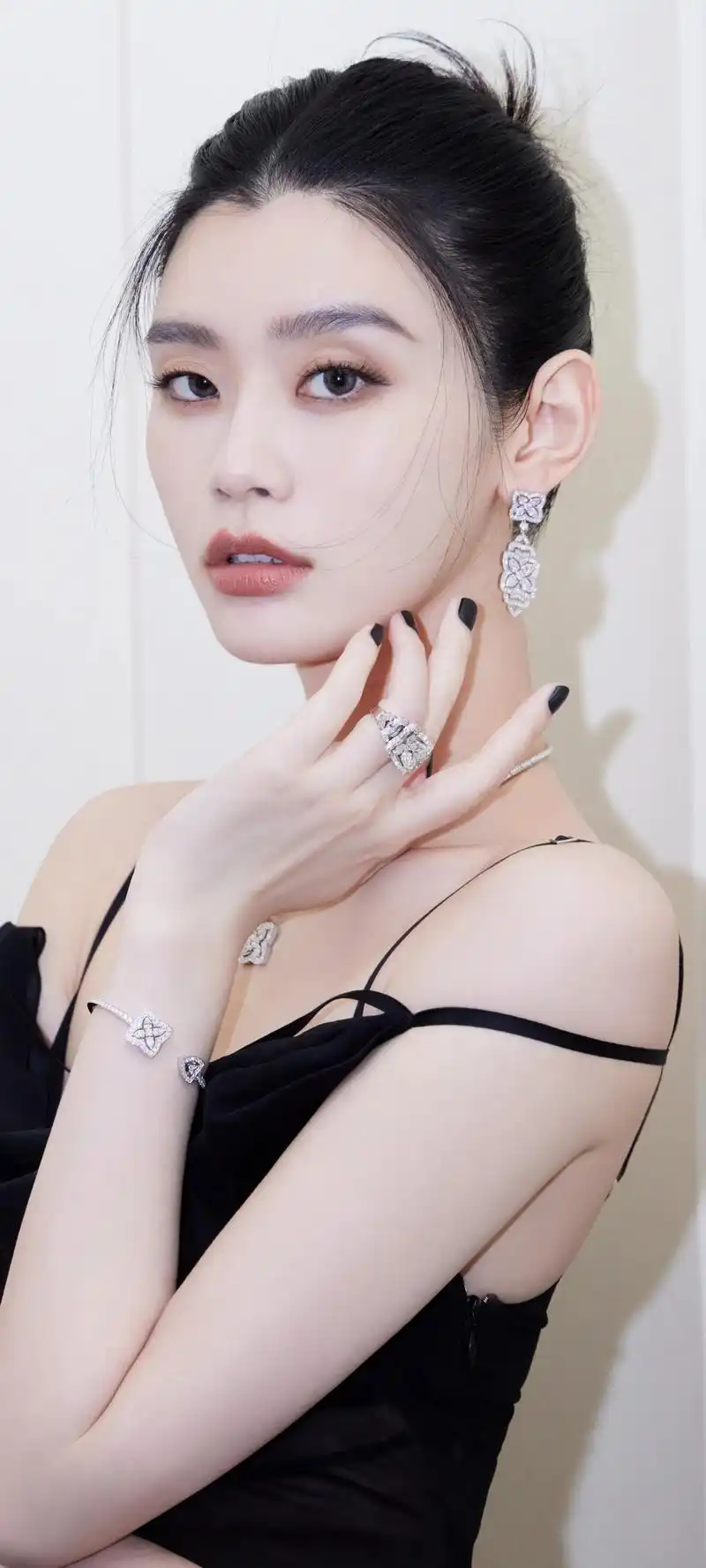 奚梦瑶:娱乐圈的璀璨之星 奚梦瑶,这个名字在娱乐圈中如雷贯耳.