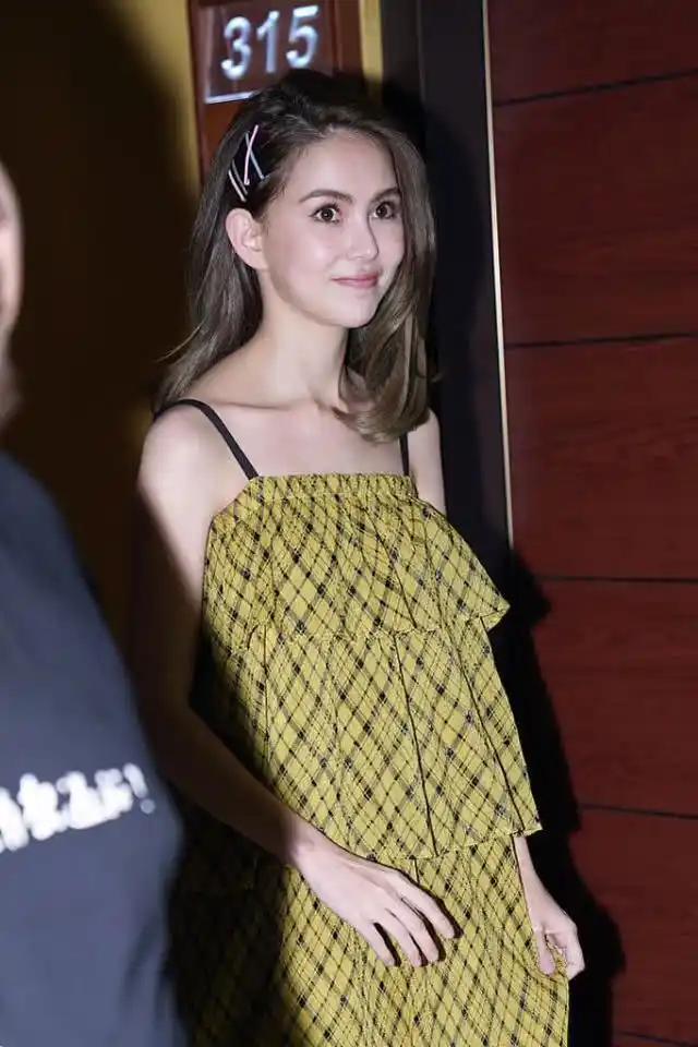 早前昆凌现身,穿一条吊带蛋糕裙显少女范,长发配发夹气质更好