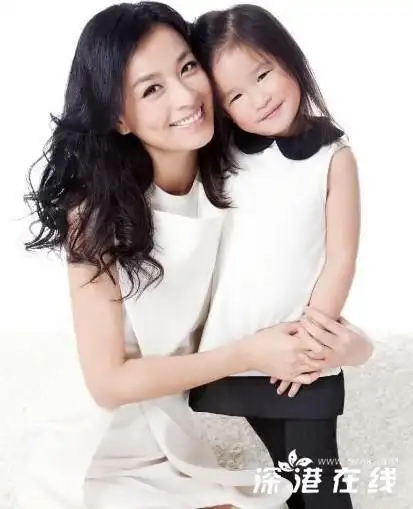 张庭和儿子女儿拍亲子大片 场面温馨