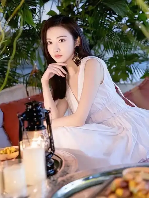 景甜深v白色连衣裙优雅高贵