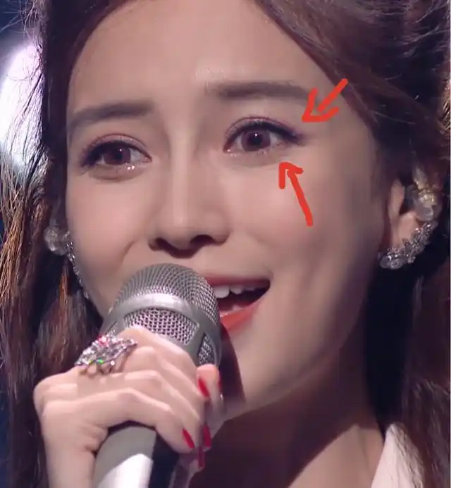 原创神颜崩了baby演唱近照曝光真颜值鱼尾纹眼袋超重变老气