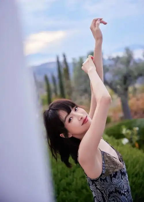 宋茜齐刘海锁骨发造型优雅大方 着深v吊带魅力十足-易天影视公司-服务