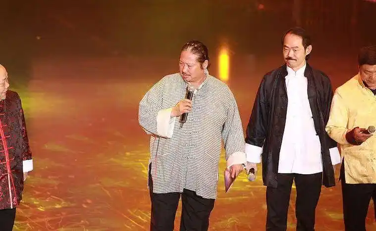 成龙800万邀请被拒,0片酬出演周星驰电影,元华:我就是故意的_因为