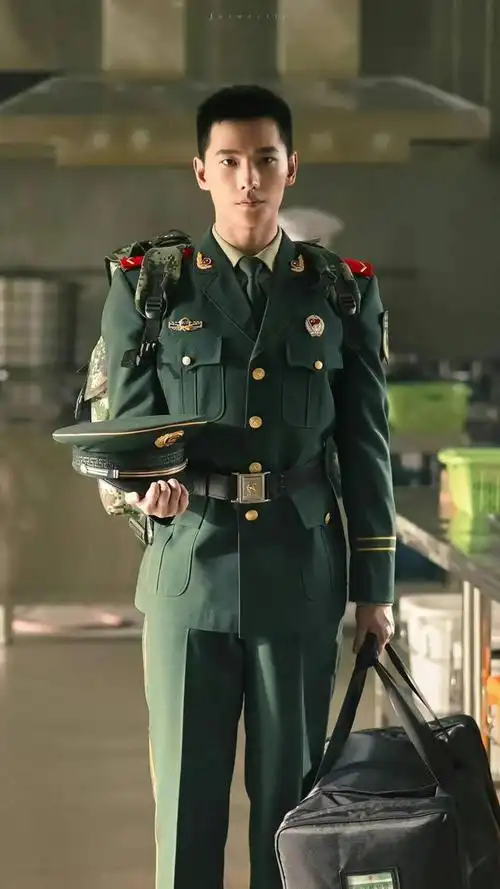 杨洋向人民子弟兵致敬