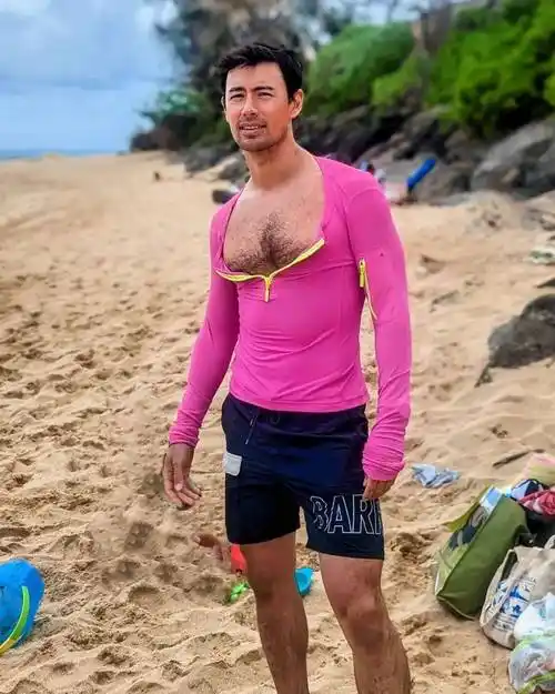 混血男星吴宇卫的体毛好吓人,胸毛如钢丝球…_英国_发展_进行