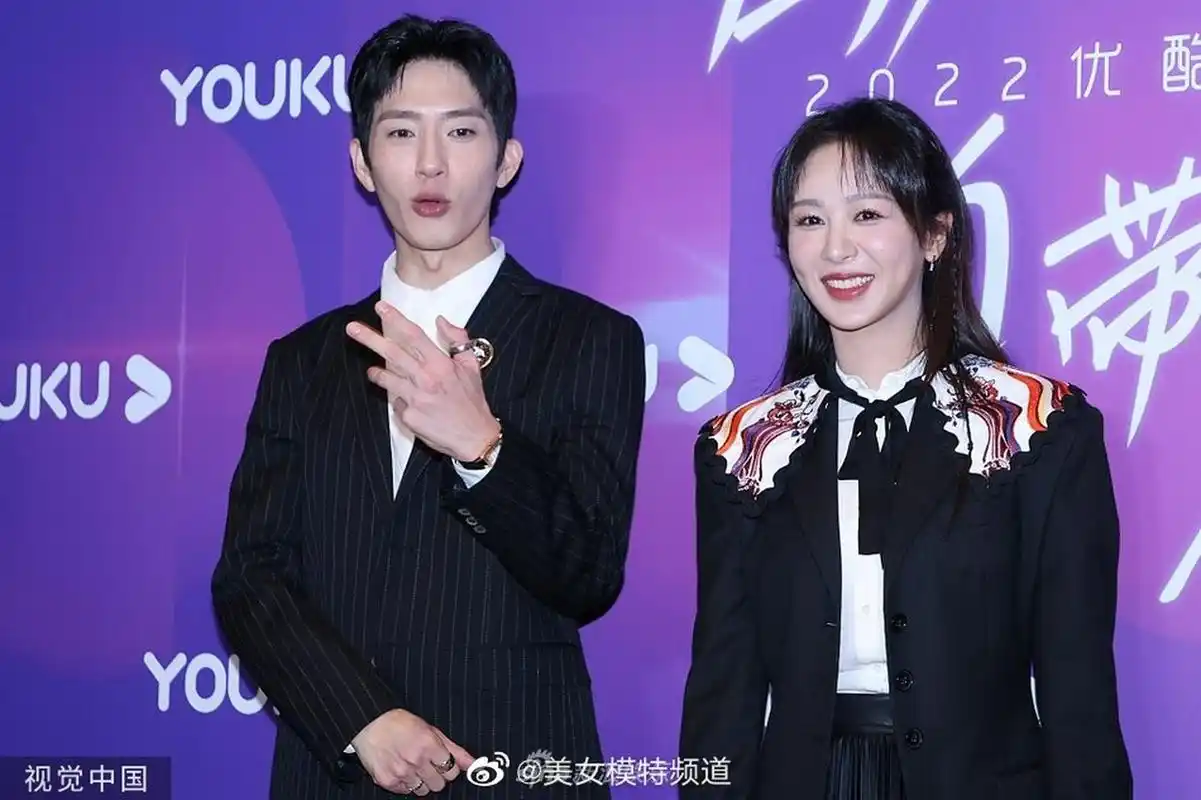 杨紫井柏然黑色look优雅比心陈飞宇张婧仪同框画面养眼