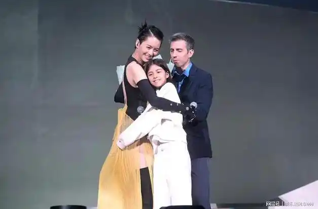 梁咏琪演唱会老公女儿惊喜现身9岁混血女儿sofia长残
