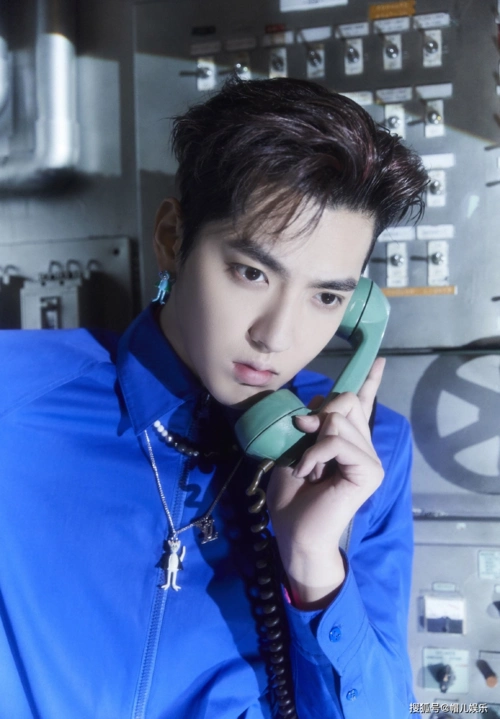 吴亦凡时尚表现力太绝了!宝石蓝套装 酷炫大背头,尽显潮流前卫