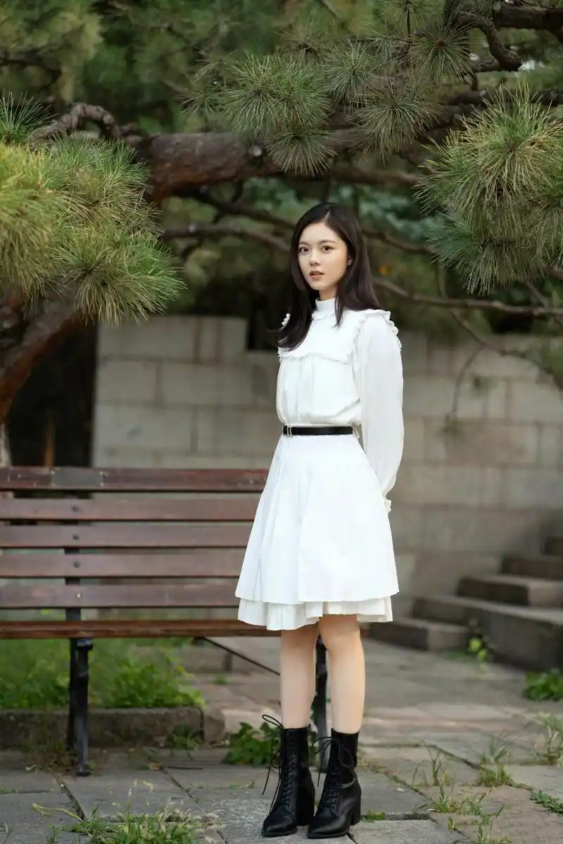 赵今麦真是人生赢家,穿白色连衣裙配马丁靴,才18岁就这么会穿