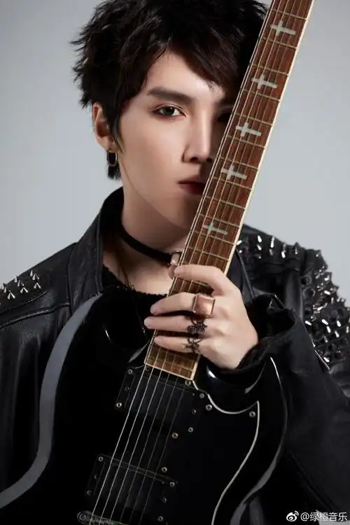 陈玮镔新单曲《生存定律》终于如期而至,摇滚风单曲