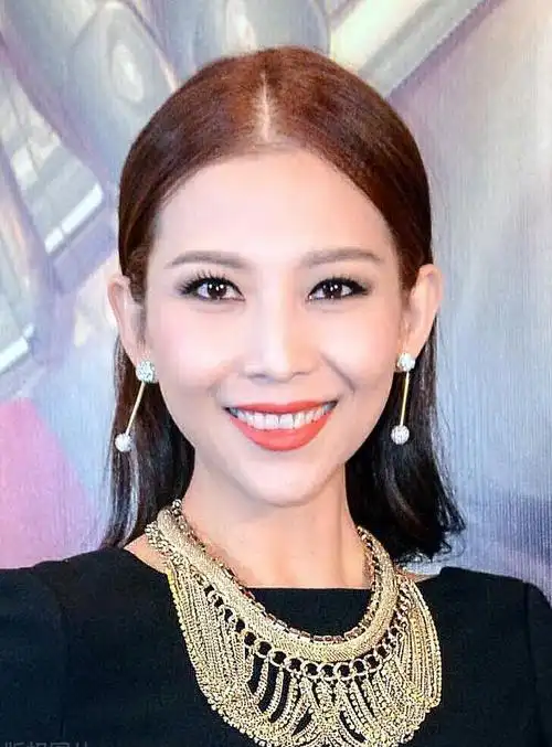 49岁蔡少芬暴瘦,40岁孙俪眼睛凸出,她们的美人感真的消失了?