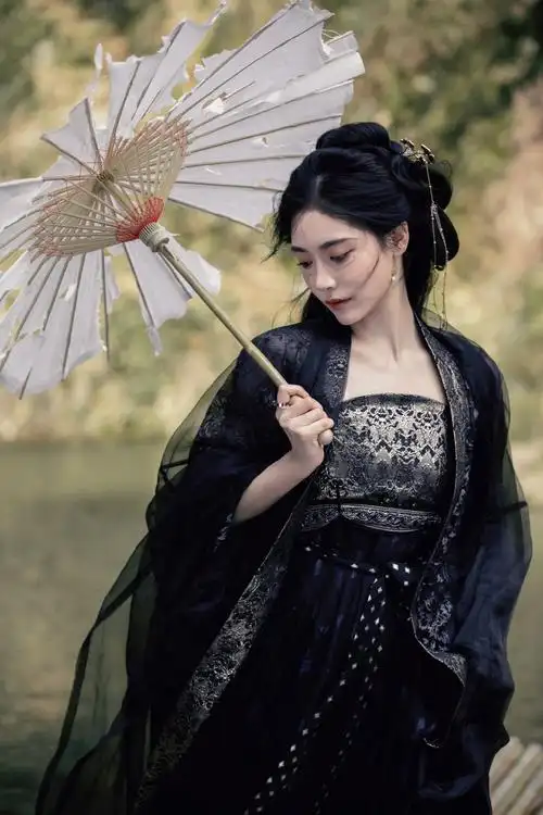 许佳琪黑衣古风写真