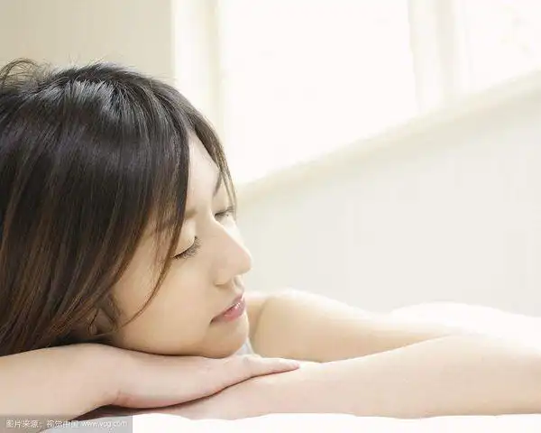 求一张女生趴在床边睡觉头像,不要非主流的