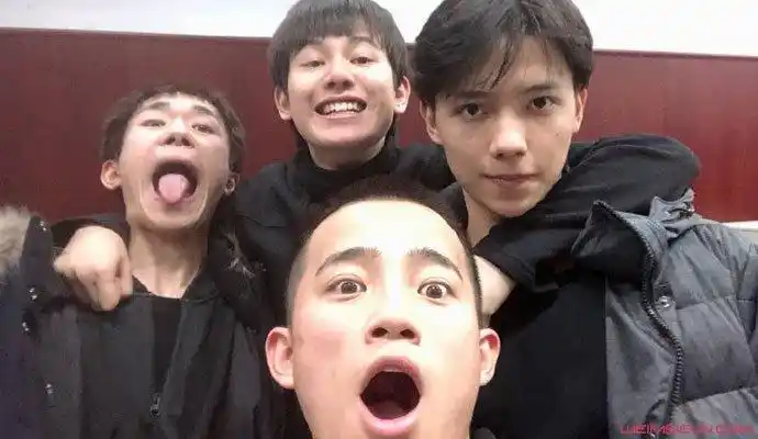 易烊千玺室友晒照 千玺搞怪合影偶像包袱掉地室友都有谁