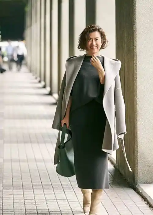 中年女人穿得别太花哨,试试这几样服装,时髦又显气质好