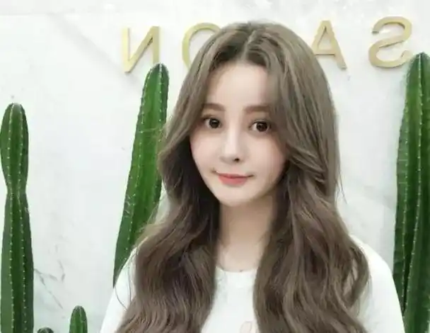 黑色八字刘海发型