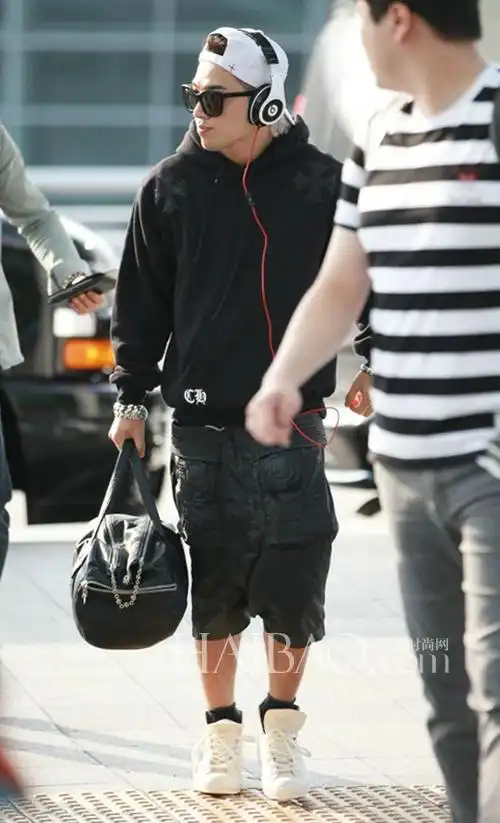 最新韩国男明星街拍:格纹衬衫很受宠 沉稳"黑调"最有型