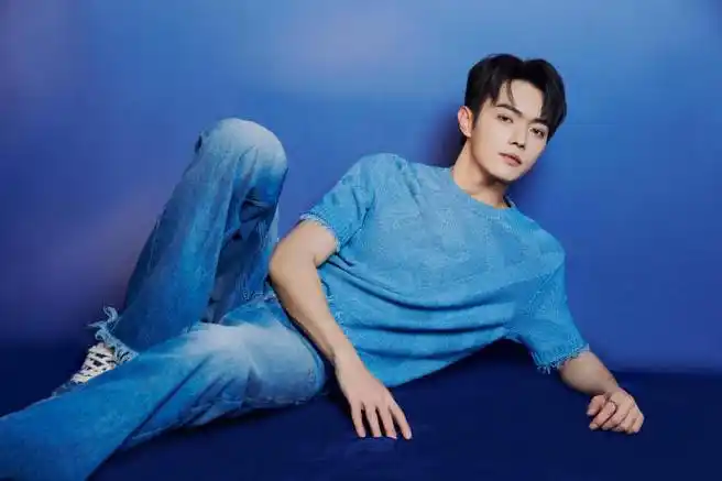 生日写真#今日@许凯soso工作室在0305发布生日写真,蓝色毛衣休闲随性