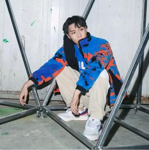 张艺兴同款羊羔绒外套