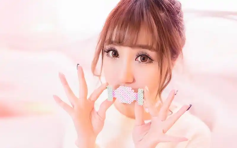 粉嫩女孩室内甜美家居图片桌面壁纸,粉嫩少女心的清纯美女,室内居家服