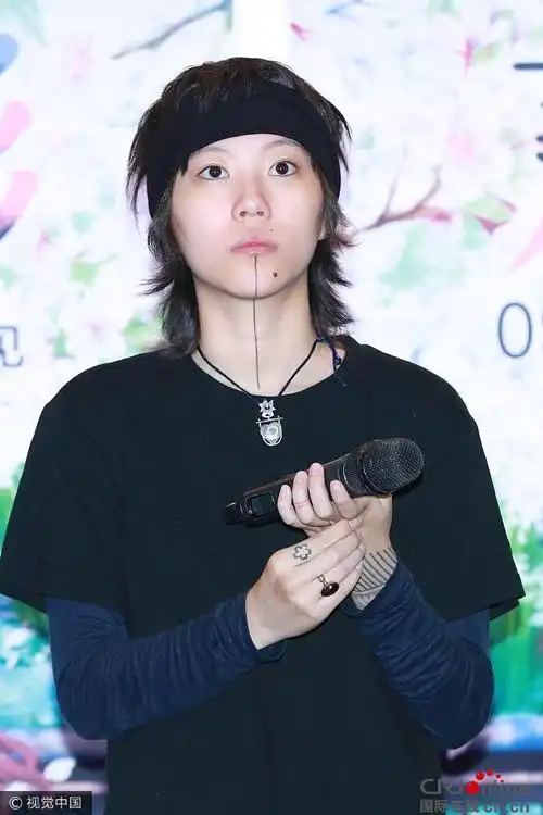 窦靖童助阵首映礼中性风耍酷 头绑绷带下巴纹身抢镜