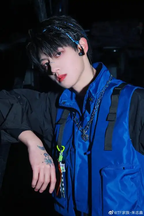 朱志鑫晒新年音乐会舞台照