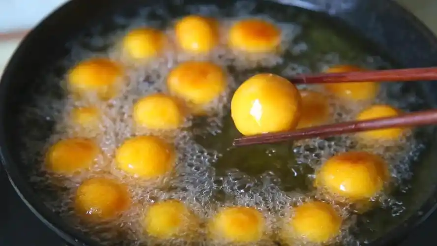 炸红薯丸子用这个方法不仅不溅油丸子外酥里糯口感好