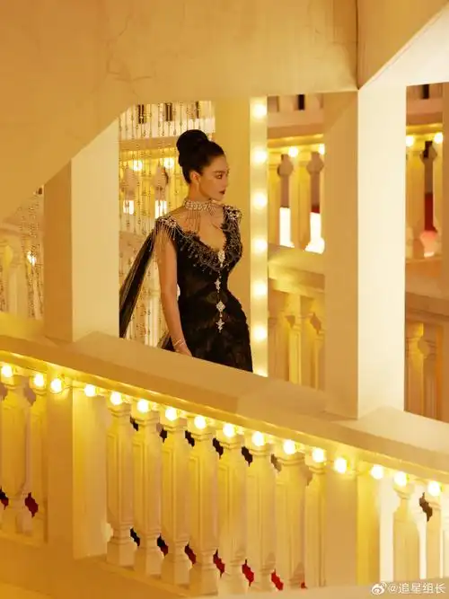 张馨予红毯前勒腰#女王气场全开,简单大气的高盘发型突出礼服在脖子