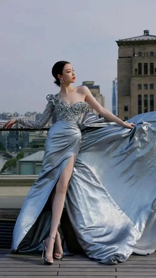 身材完美,曲线迷人,性感火辣的倪妮外滩大秀|大长腿|裙摆|香肩_网易