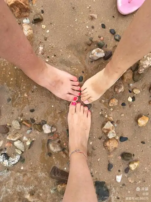 光脚踩在沙滩上