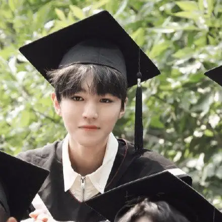 王俊凯拍毕业照