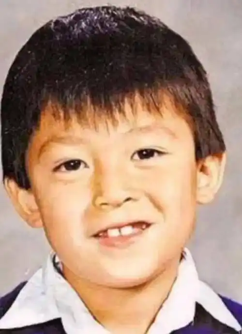 20名港星童年照-王祖贤单眼皮,李嘉欣像洋娃娃,梁朝伟变化最小_小时候