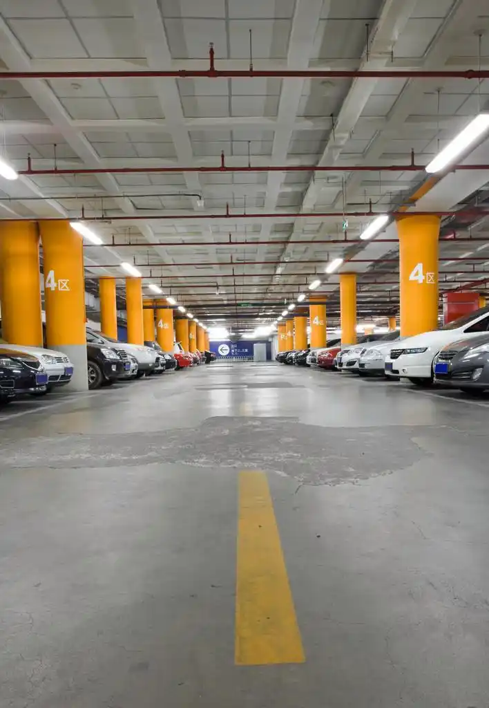 停车场,地下室内装饰和几辆车的停车库.