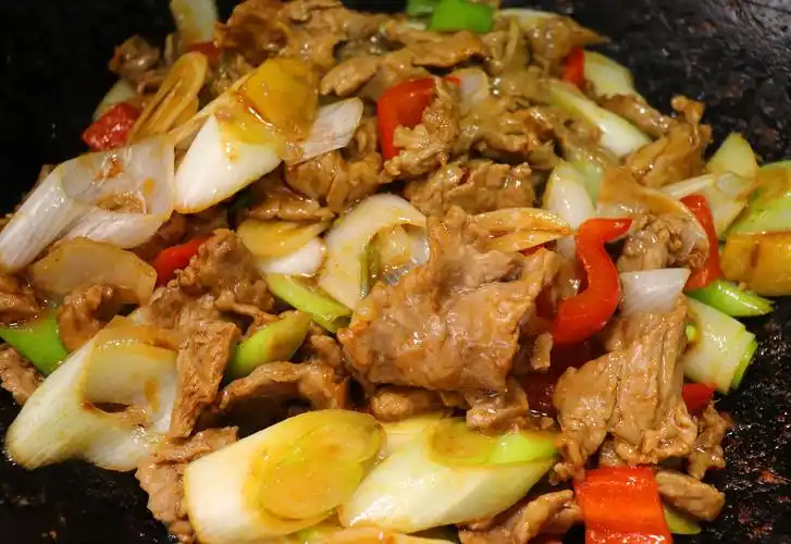 模仿"厨师长王刚"做的"葱爆牛肉"的家常做法,牛肉嫩滑葱香浓