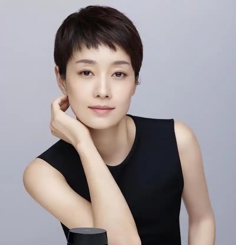 4050岁女人尽量别留长发烫小卷了这些发型更减龄显脸小