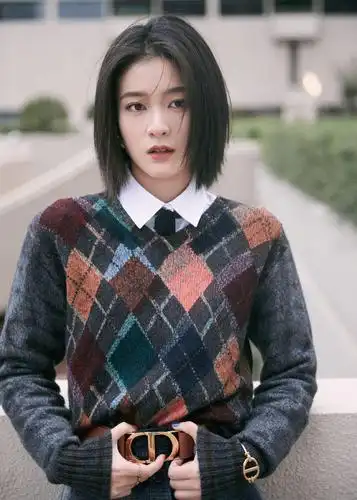 张雪迎国民度越来越高,短发搭配格子毛衫超好看,温柔风采惹人羡