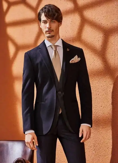 富绅v定制丨男士穿正装西装的礼仪与忌讳,90%的人没做到!