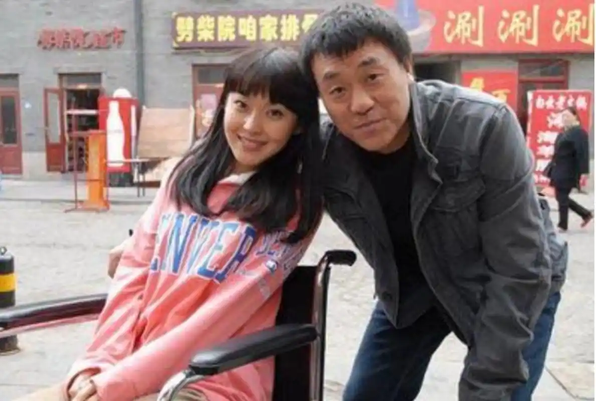 97年,女同学李海洋请何冰吃饭,借着酒劲,李海洋说:"我也这么大年纪了