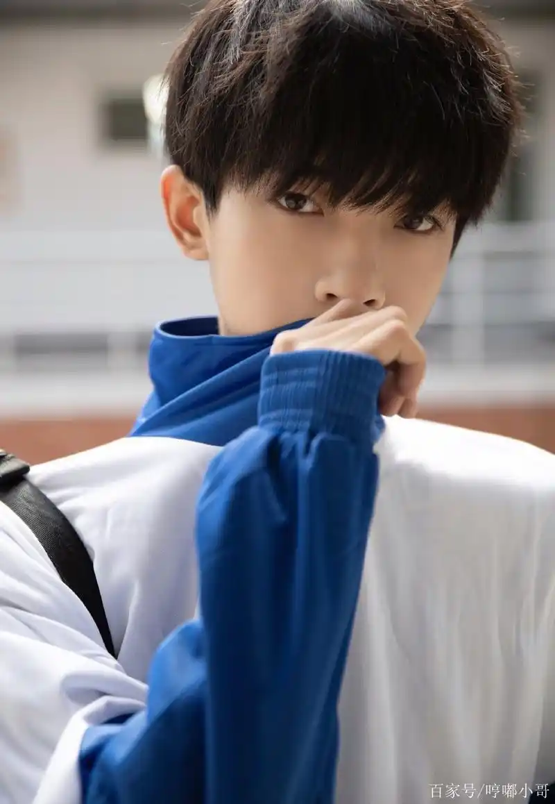 组图:帅气的高中男生,现在的00后长得太好看,穿校服更这么酷吗