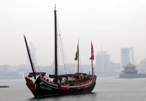 国内最大的仿古木帆船"绿眉毛"号驶进青岛海军博物馆码头