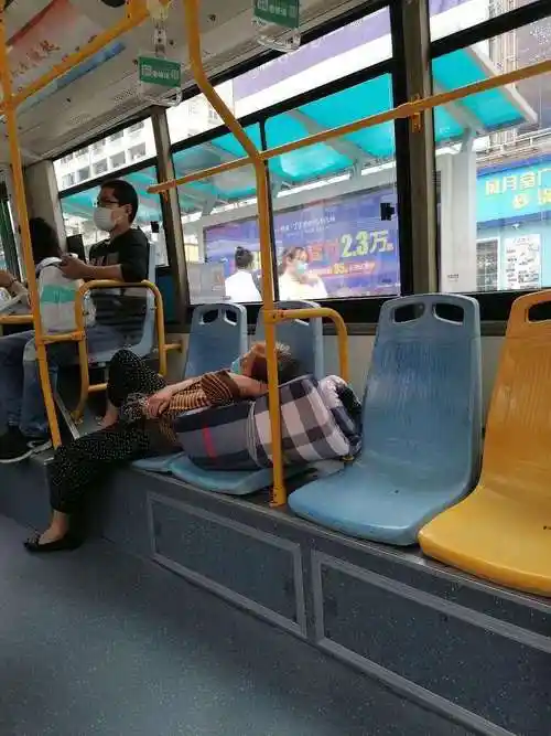 公交车上不文明行为 大姨躺着真舒服