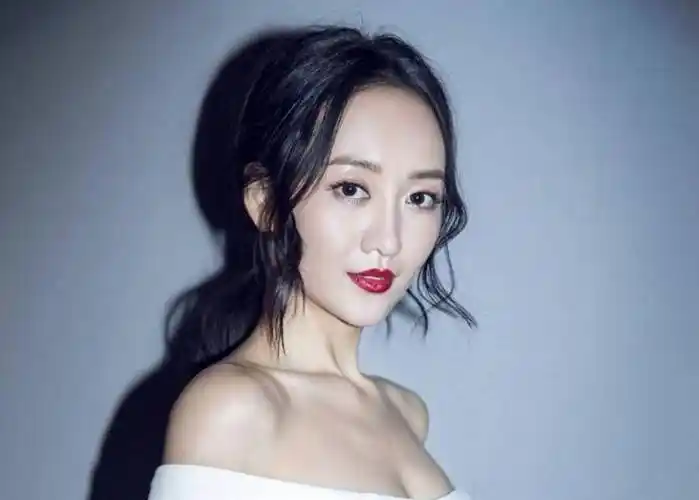 王鸥母亲出现在节目中,俩人长相神似,网友表示都是高颜值_妈妈_年龄