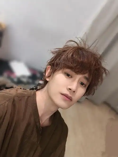 他拍自拍大比拼,无奖投票:是boss@任嘉伦allen自拍技术强,还是室的