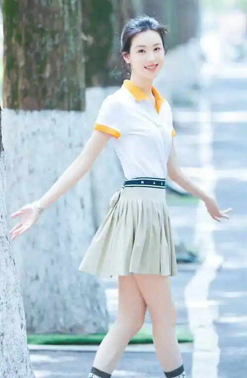 陈都灵学院风装扮,完美青春女大学生!_条纹_百褶裙_时尚