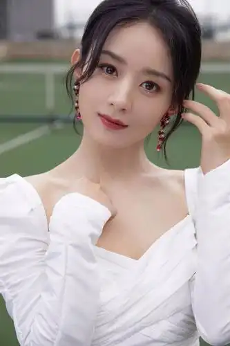 赵丽颖穿白裙少女感足 对镜浅笑超清新