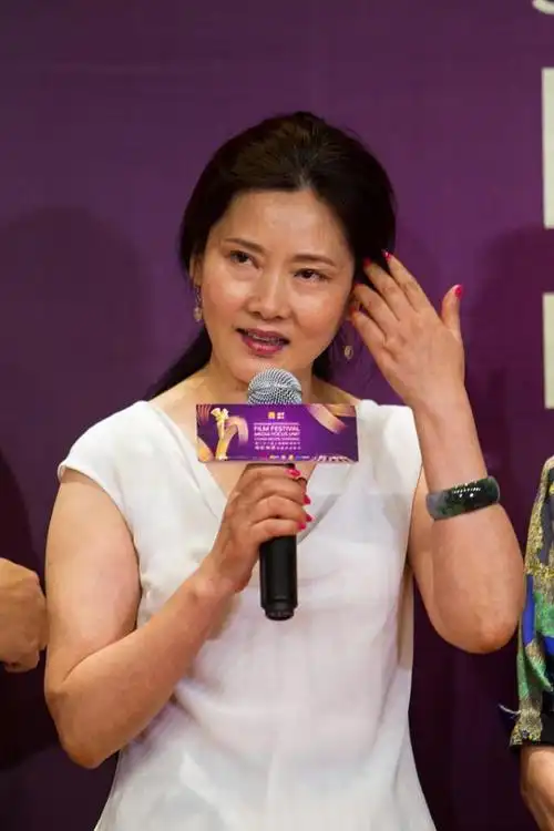 何赛飞一点不服老,穿一身白优雅迷人,眼角细纹却看出奔六的年龄