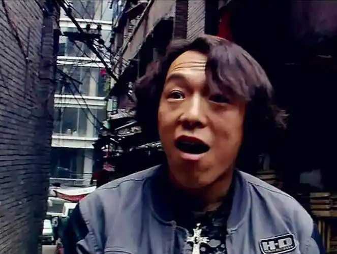 当时钻出下水道的画面,更是一度被做成了表情包,在网络上疯传.