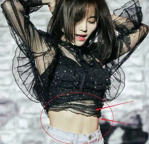 鞠婧祎拍摄花絮图曝光,容貌娇艳如花,而我却注意她的马甲线_舞台_身材