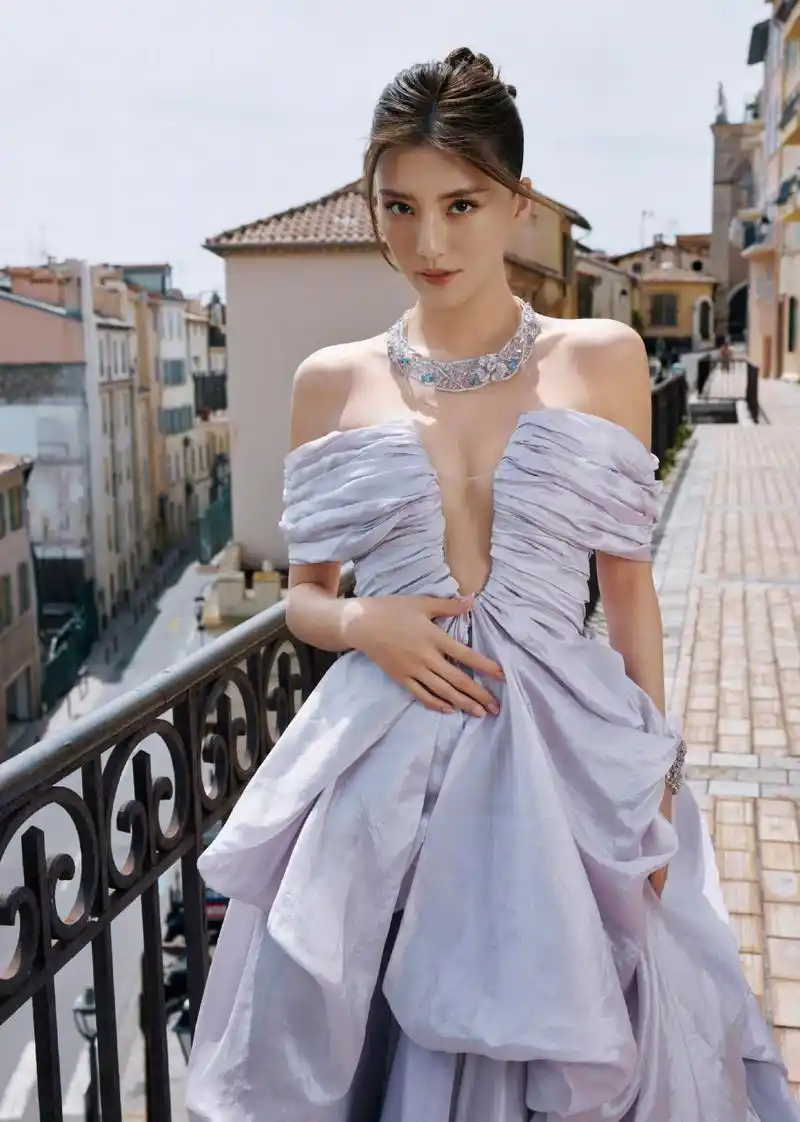 吴千语紫色礼服裙惊艳亮相戛纳.明媚笑容,自信优雅,整个人闪闪发光!